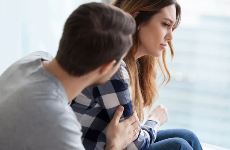 Man probeert contact te maken met afwijzende vriendin, toont complexe hechtingsdynamiek in volwassen relaties