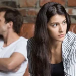 Ruziënd stel van elkaar afgekeerd als boze kinderen, illustreert hoe het innerlijke kind het stuur overneemt in conflicten