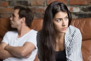 Ruziënd stel van elkaar afgekeerd als boze kinderen, illustreert hoe het innerlijke kind het stuur overneemt in conflicten