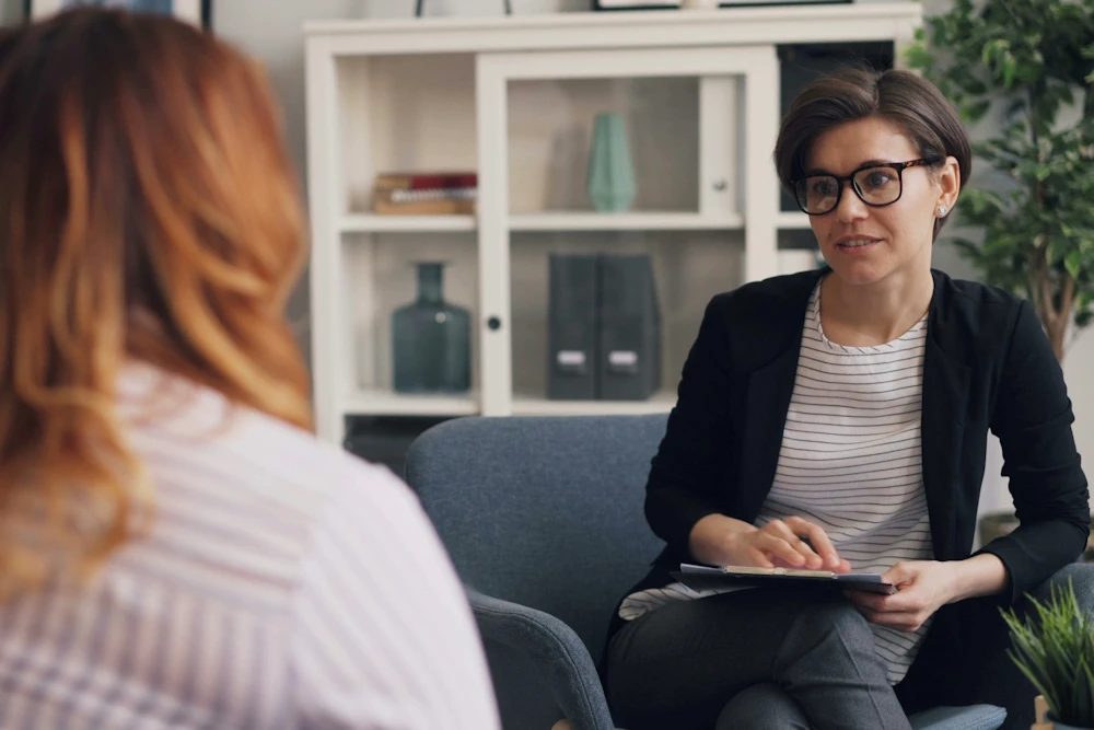 Therapeut en cliënt in gesprek tijdens een therapiesessie gericht op hechtingsproblematiek