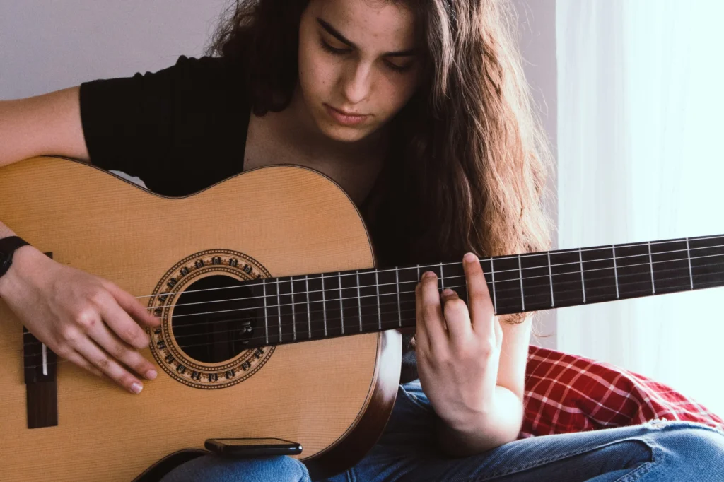 vrouw speelt gitaar scaled e1779639870606