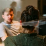 Man en vrouw in gesprek aan kantoortafel, symboliseert feedback ontvangen