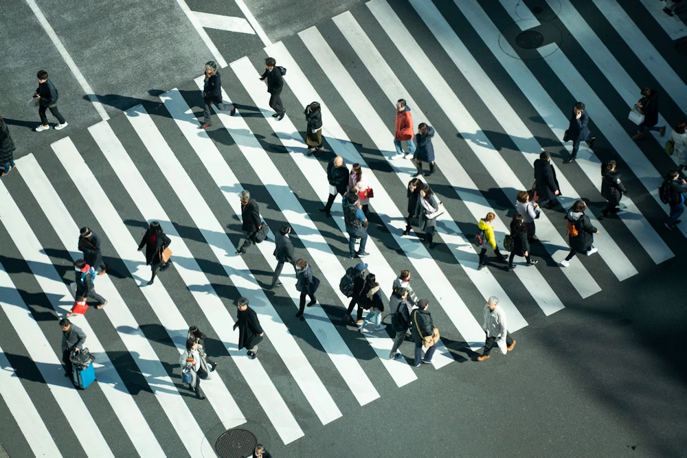 Zebrapad met overstekende mensen als symbool voor hechting in de maatschappij