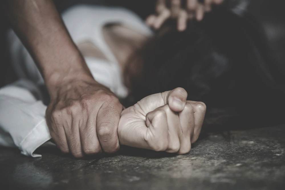 Man drukt vrouw hardhandig tegen de vloer tijdens partnergeweld