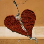 Kapot stoffen hart dat door draad bijeen wordt gehouden, symbool voor codependentie